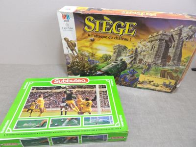 une boîte sur laquelle figure une image représentant un match de football et une autre boîte sur laquelle figure également une image représentant un match de football