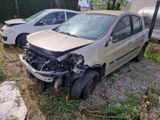 deux voitures endommagées, garées dans l'herbe