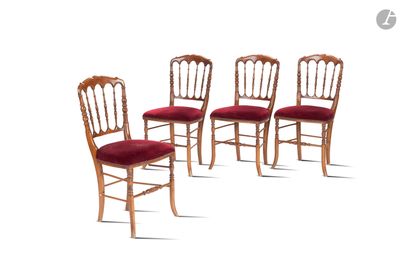 quatre chaises en bois avec des coussins rembourrés rouges sur fond blanc