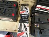 de nombreux types de piles exposés dans un magasin