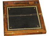 un vieux bureau en bois avec un plateau en cuir noir
