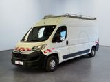 une camionnette blanche garée dans une pièce