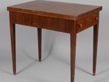 l'image d'une petite table avec un tiroir