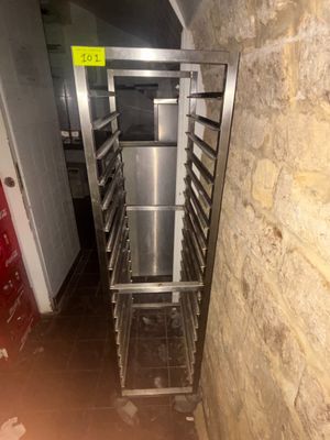 une photo d'une cuisine dans laquelle se trouve une étagère en métal