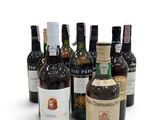 plusieurs bouteilles de vin sont alignées sur une surface blanche