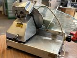 une machine posée sur une table dans un entrepôt