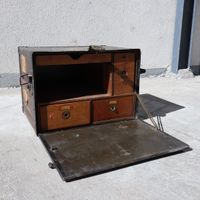 USA. Secrétaire portatif dit "bureau de campagne", produit p…