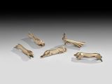 un ensemble de cinq figurines en bronze représentant des animaux et des oiseaux