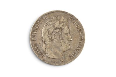 une vieille pièce de monnaie posée sur une surface blanche, avec un fond blanc