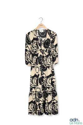 une photo d'une robe noire et blanche suspendue à un cintre