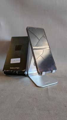 deux téléphones portables posés l'un à côté de l'autre sur une table