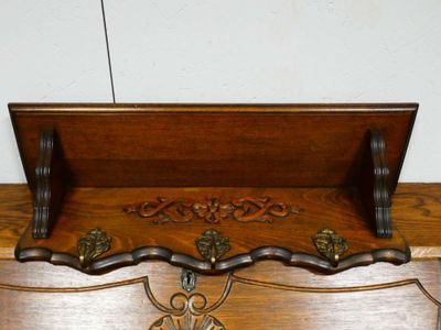 une étagère en bois surmontée d'un porte-manteau