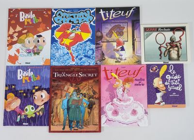 plusieurs livres pour enfants sont alignés sur une surface blanche