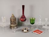 de nombreux vases et verres de toutes sortes exposés sur la table