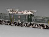 un petit train posé sur une surface grise