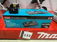 MAKITA. Chargeur à batteries DC18RD, avec une batterie occas…