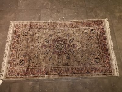 un gros plan d'un tapis posé sur un sol carrelé