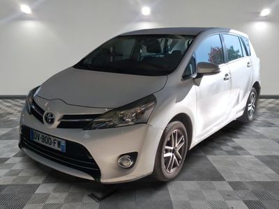 une photo d'une Toyota Venza blanche garée dans un garage