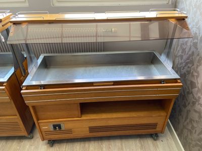 deux tiroirs en bois surmontés d'une vitrine en verre
