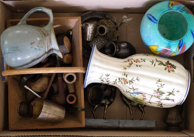 une boîte remplie d'objets divers qui s'y trouvent
