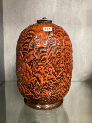 un vase posé sur une table en verre