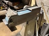 une grande machine installée dans une pièce