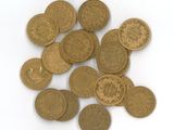 une pile de vieilles pièces de monnaie sur une surface blanche