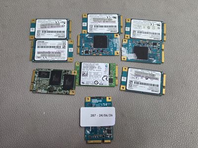 Plusieurs composants électroniques sont disposés sur une table