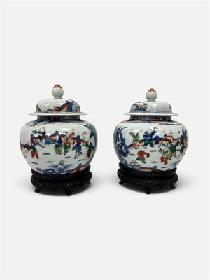 deux vases décorés de fleurs
