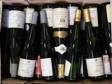 plusieurs bouteilles de vin dans une caisse sur la table
