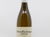 la bouteille de vin blanc est posée sur une surface blanche