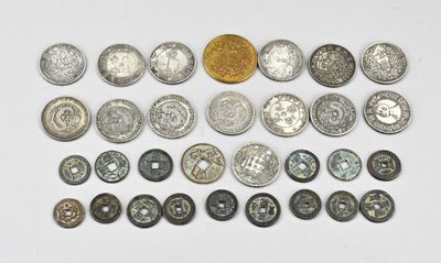 gros plan d'un paquet de pièces de monnaie sur une surface blanche