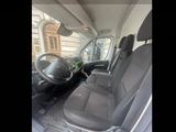 une photo d'une voiture garée dans la rue