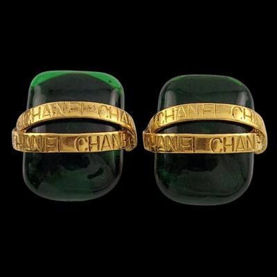 une paire de bracelets rigides en verre doré et vert