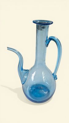 Petite carafe à bec long et haut col en verre soufflé de cou…