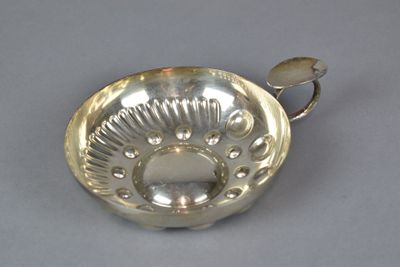 Grand TASTEVIN en métal argenté.