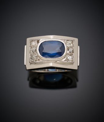 bague en saphir bleu et diamant sur fond noir