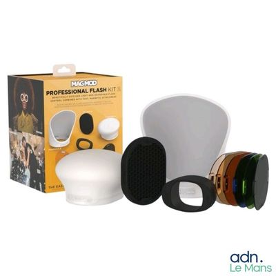 une photo d'un ensemble d'objets comprenant un haut-parleur et un casque audio