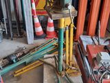 un tas de matériel de chantier entreposé dans un garage
