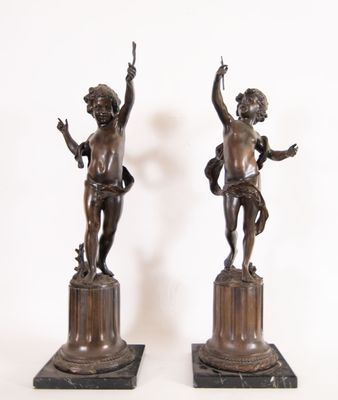 paire de figurines anciennes en bronze représentant des chérubins, sur socles en marbre