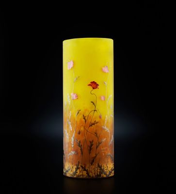 une image représentant un vase jaune orné de fleurs, sur fond noir