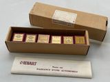une image représentant un carton contenant six boîtes, chacune portant une étiquette