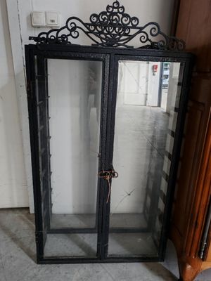 une porte vitrée surmontée d'un miroir