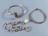 deux bracelets en argent et un bracelet composé d'une perle montée sur une chaîne