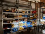 une pièce avec de nombreuses étagères et des bacs dessus