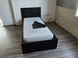 un lit posé au milieu d'un parquet