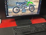 un ordinateur sur un bureau avec un clavier et une souris