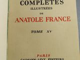 un livre ouvert avec la photo d'un homme en costume-cravate
