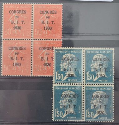 plusieurs timbres de différentes couleurs et tailles sur un fond noir