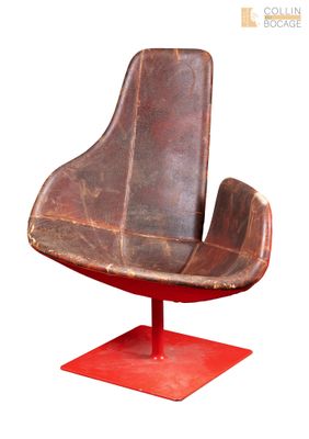 un fauteuil en cuir marron avec un piètement rouge sur fond blanc